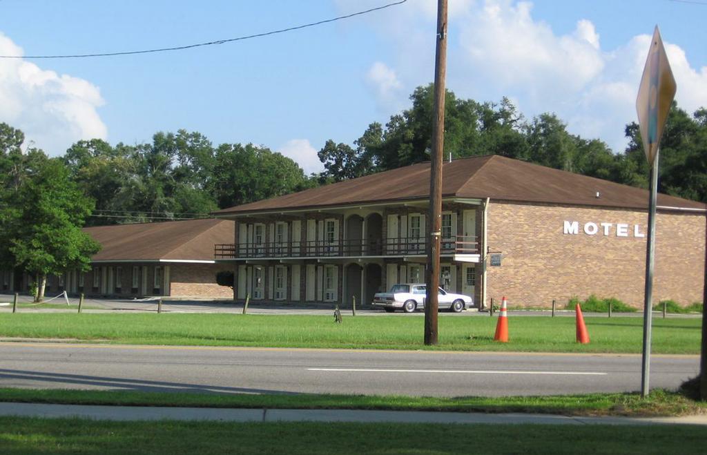 Deluxe Inn Kingstree SC 29556 8433546151 Hotels & Motels